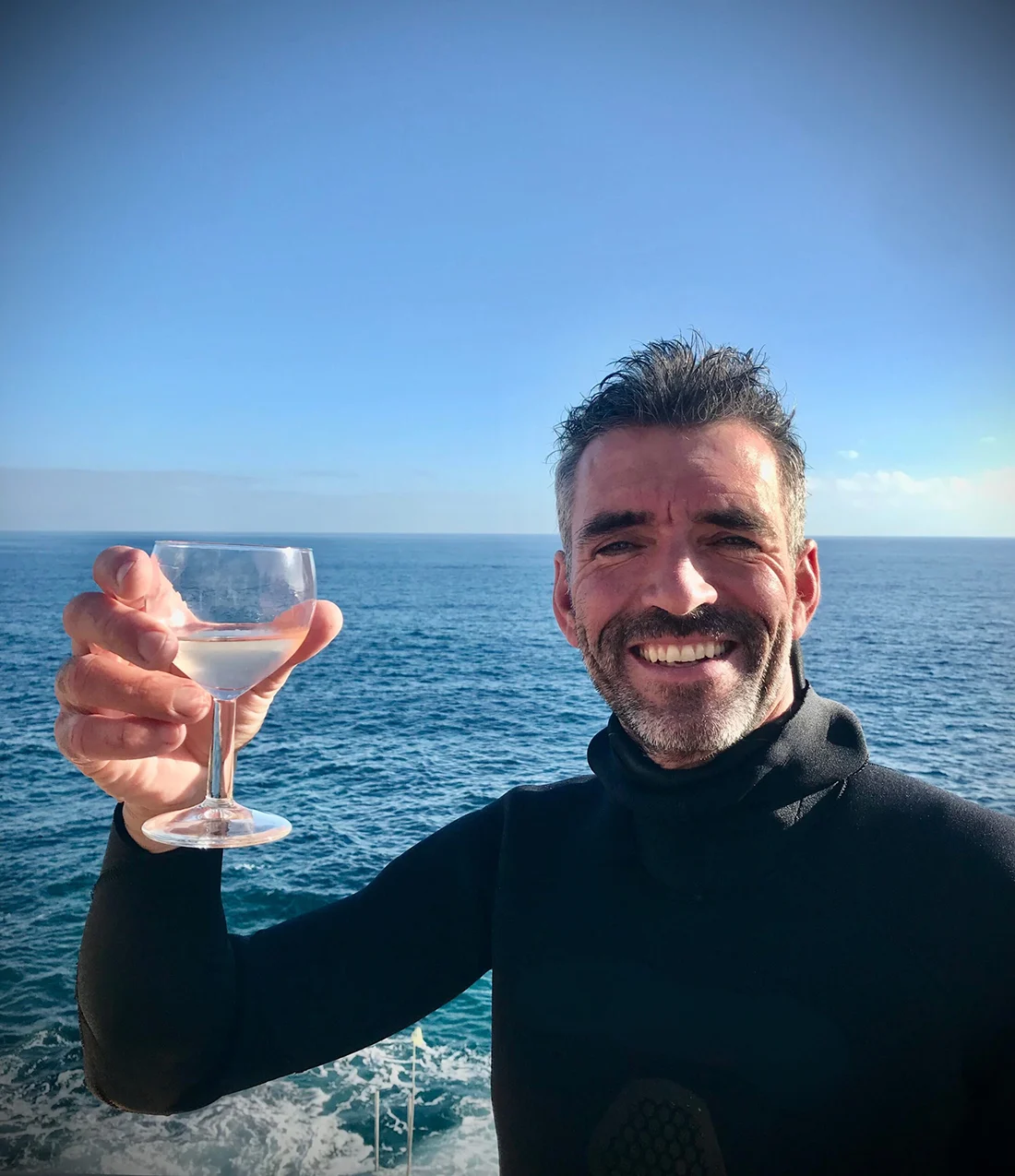 portrait homme avec une coupe de champagne à la mer