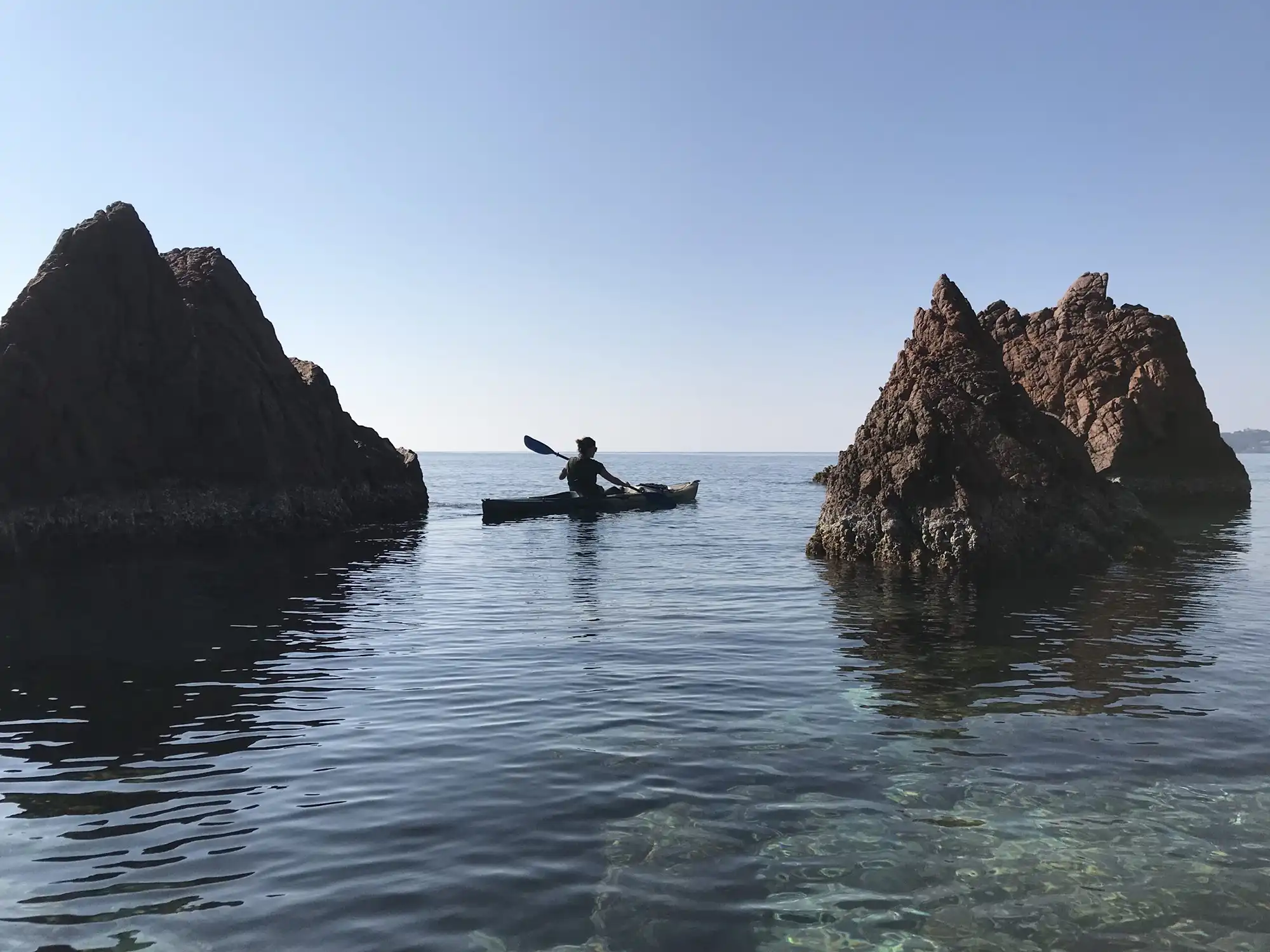 promenade sur l'eau avec un kayak