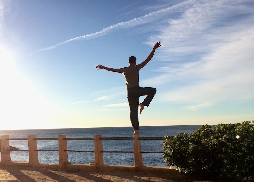 Homme en équilibre devant la mer